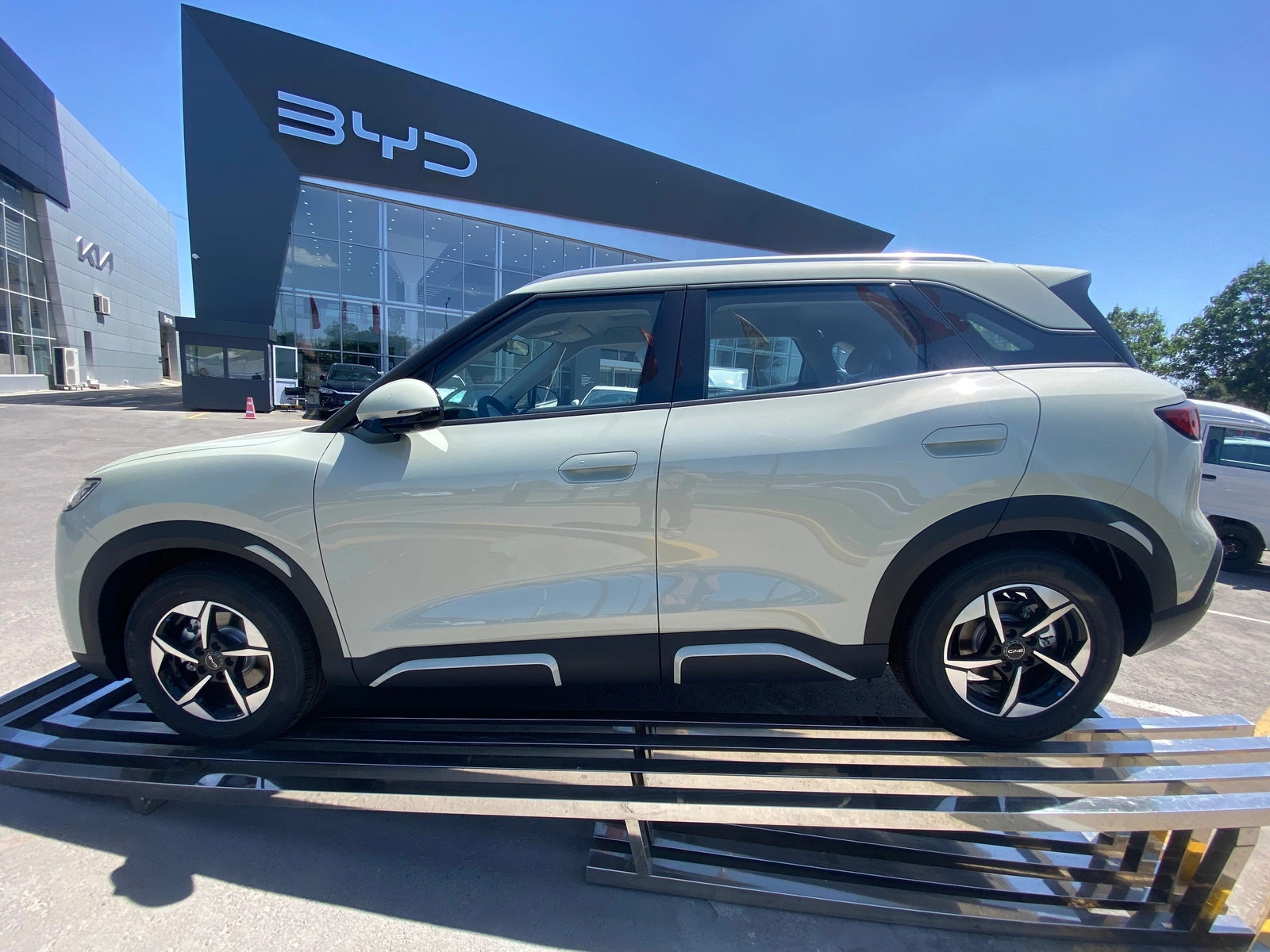 BYD Rohat, автосалон