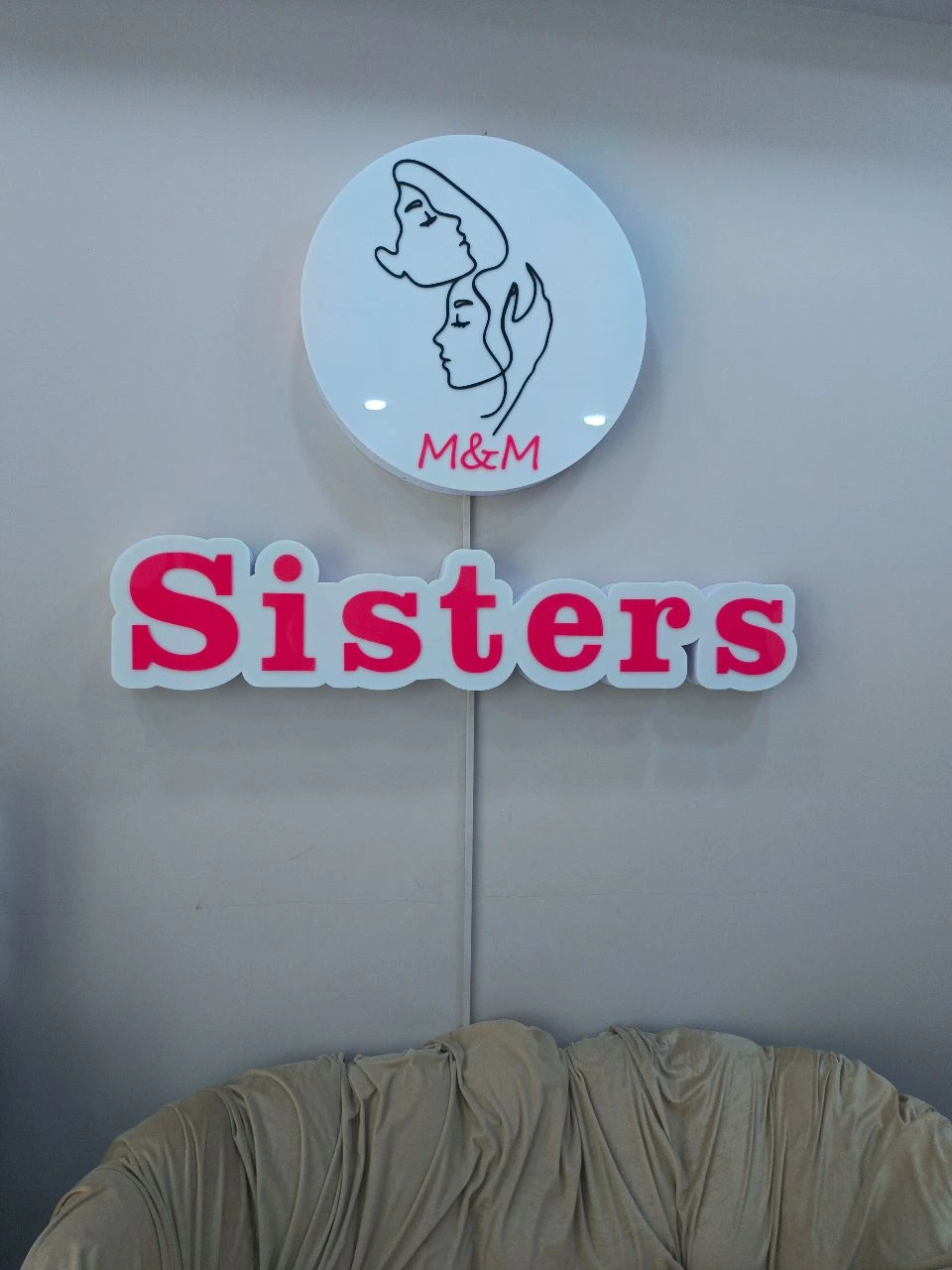 Sisters, салон