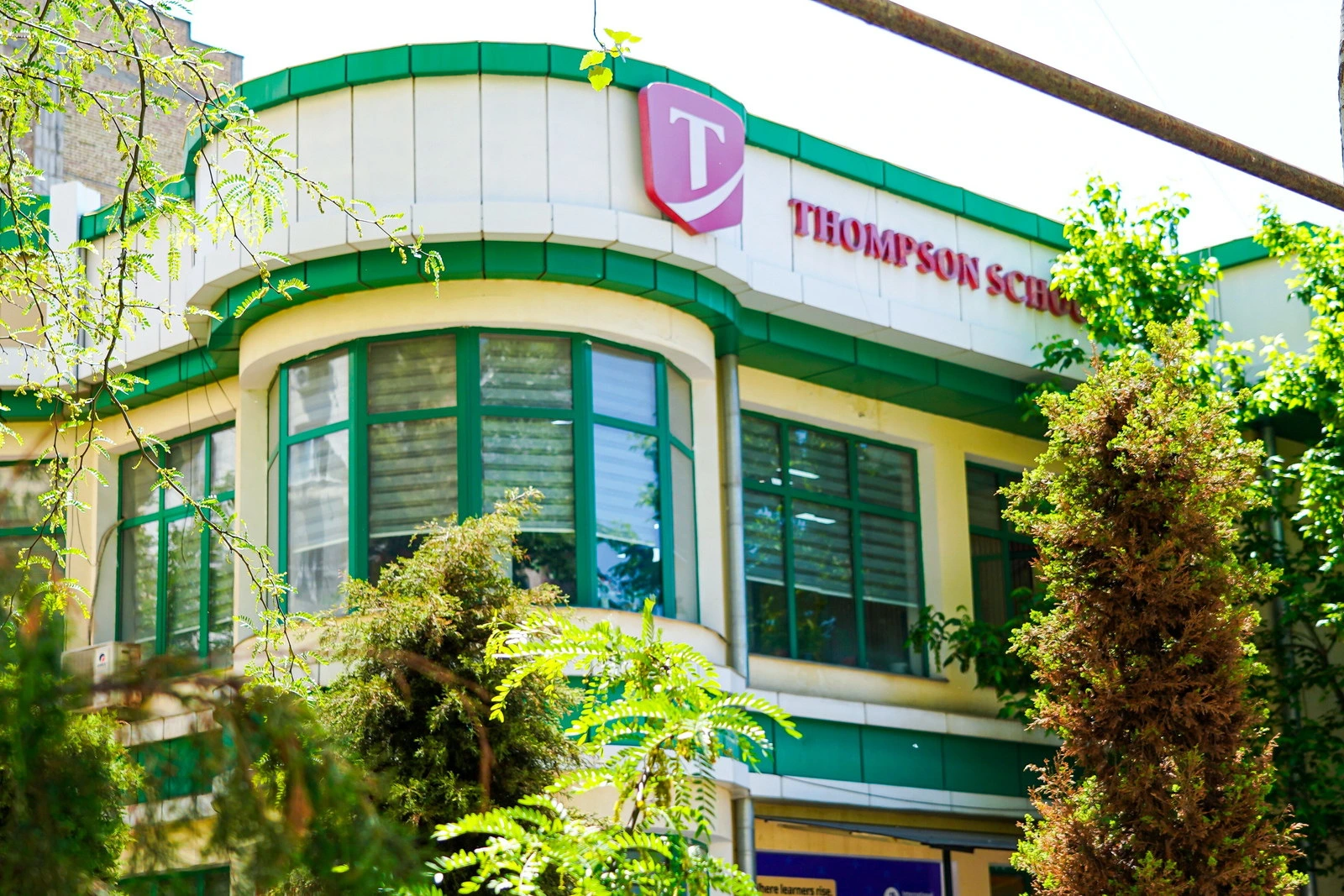 Thompson english school Oybek, учебный центр